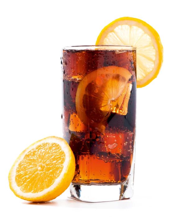 Ein Glas Cola mit Eiswürfel und Zitronenscheibe.